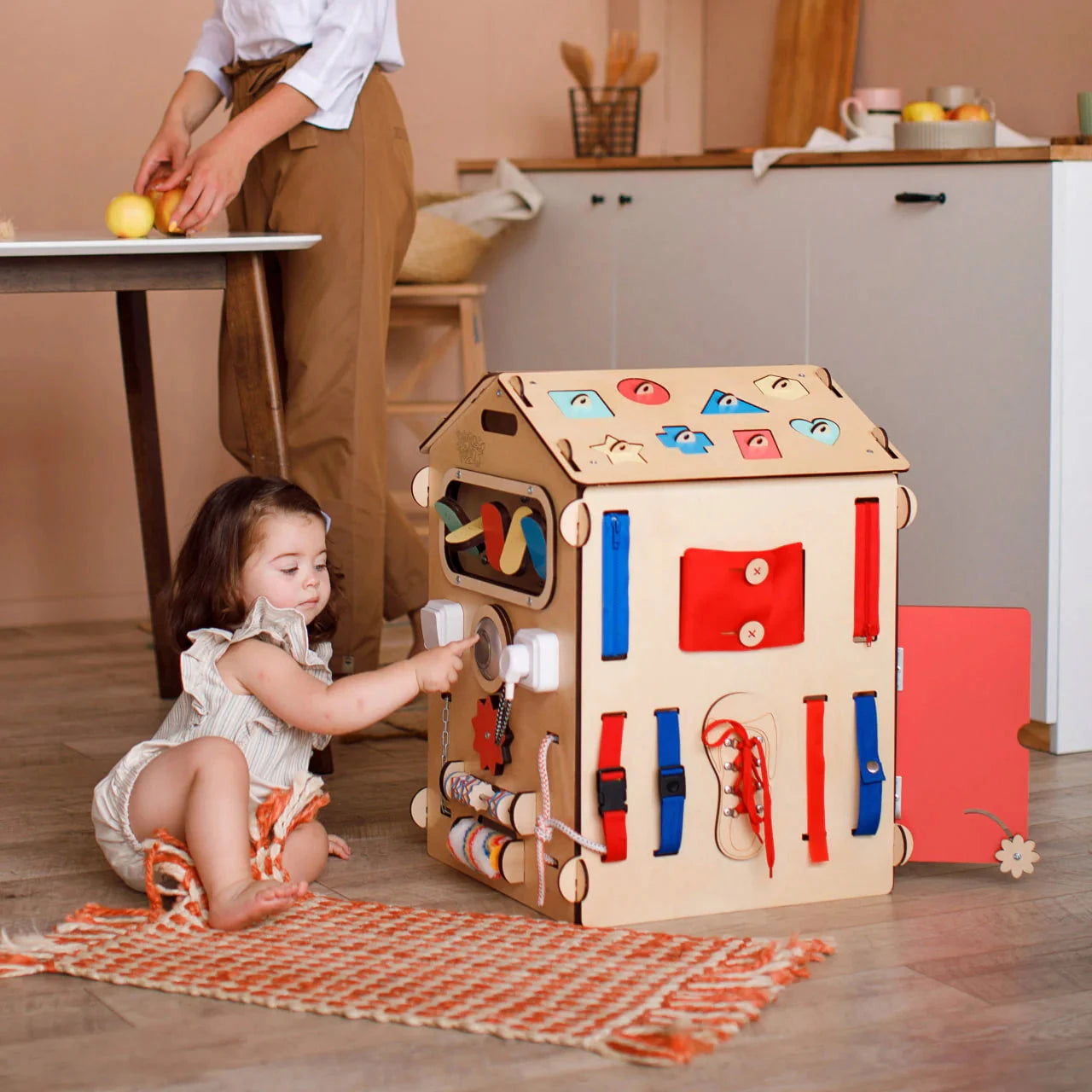 BusyBoard sensorisches Spielhaus Natura – Montessori Holzspielzeug mit über 30 Aktivitäten.