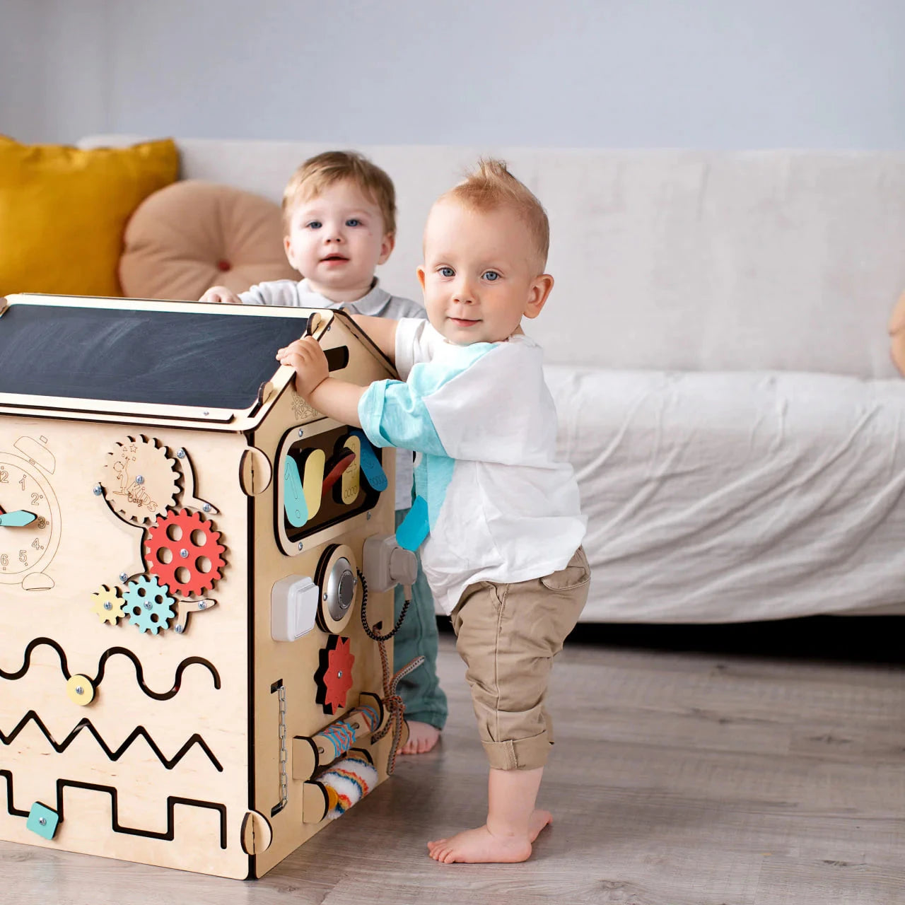 BusyBoard sensorisches Spielhaus Natura – Montessori Holzspielzeug mit über 30 Aktivitäten.