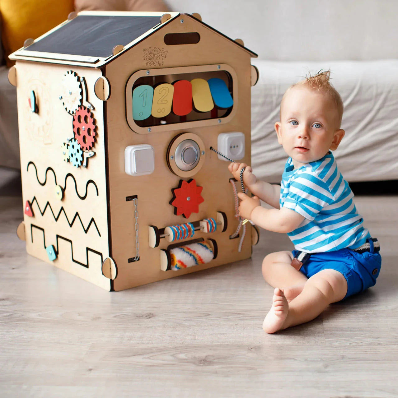 BusyBoard sensorisches Spielhaus Natura – Montessori Holzspielzeug mit über 30 Aktivitäten.