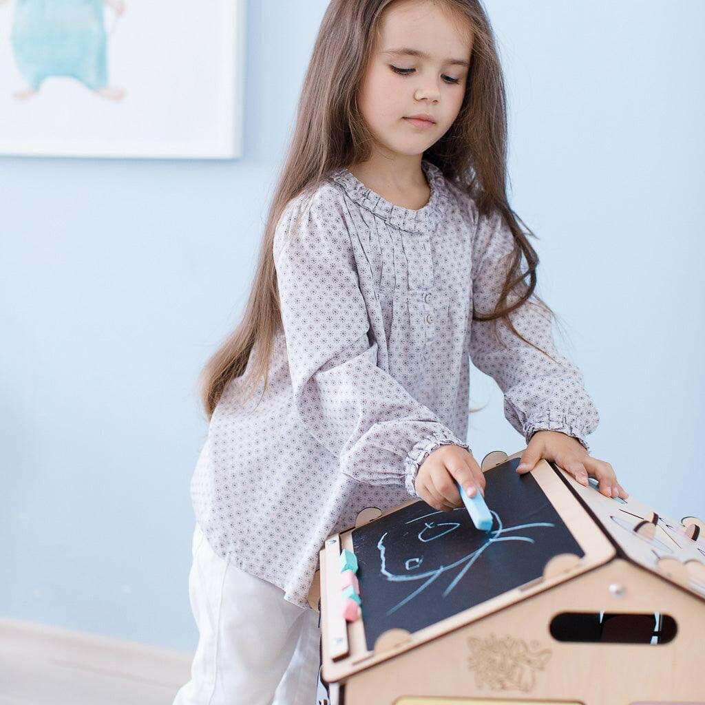 BusyBoard sensorisches Spielhaus Natura – Montessori Holzspielzeug mit über 30 Aktivitäten.