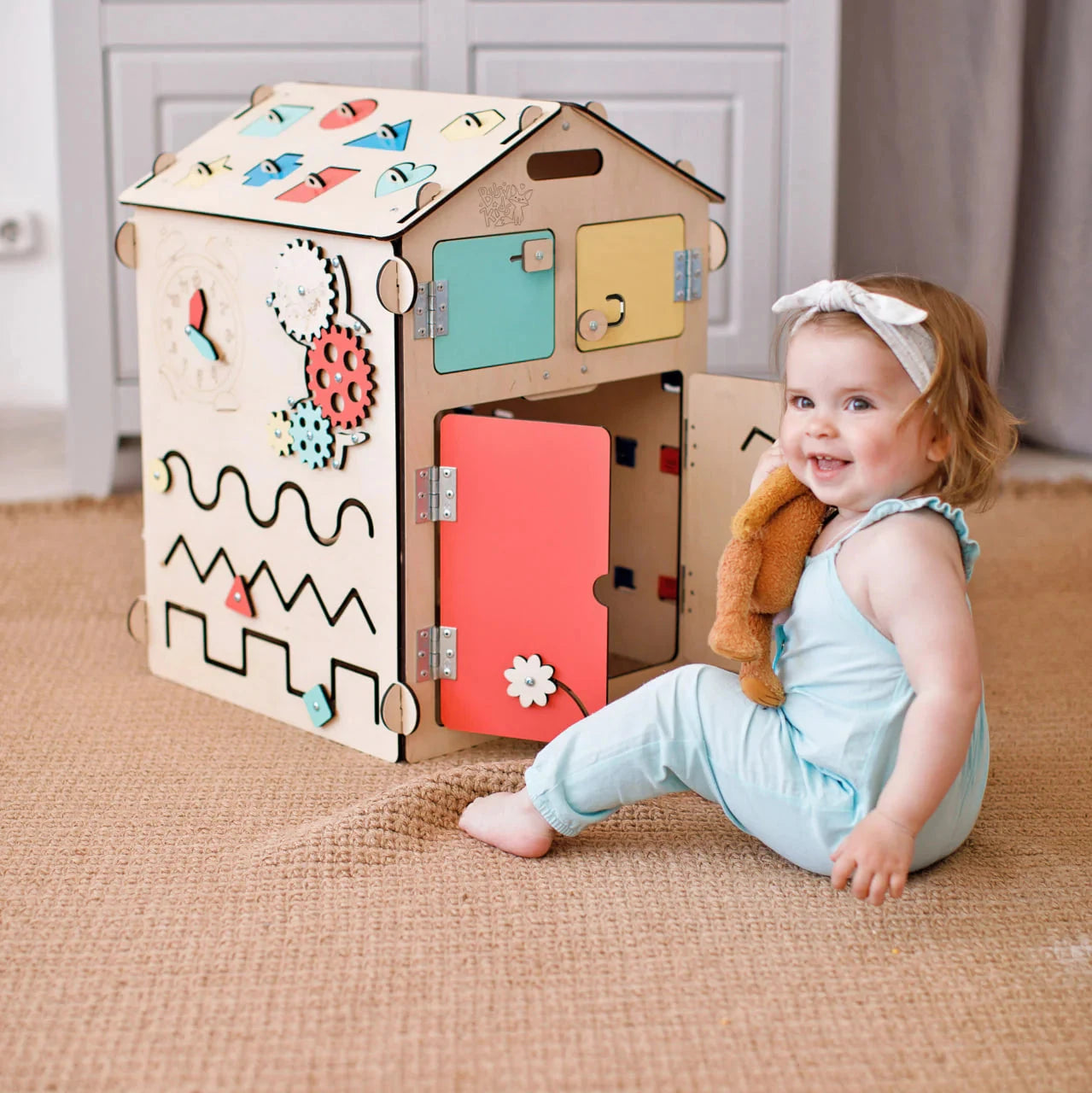 BusyBoard sensorisches Spielhaus Natura – Montessori Holzspielzeug mit über 30 Aktivitäten.