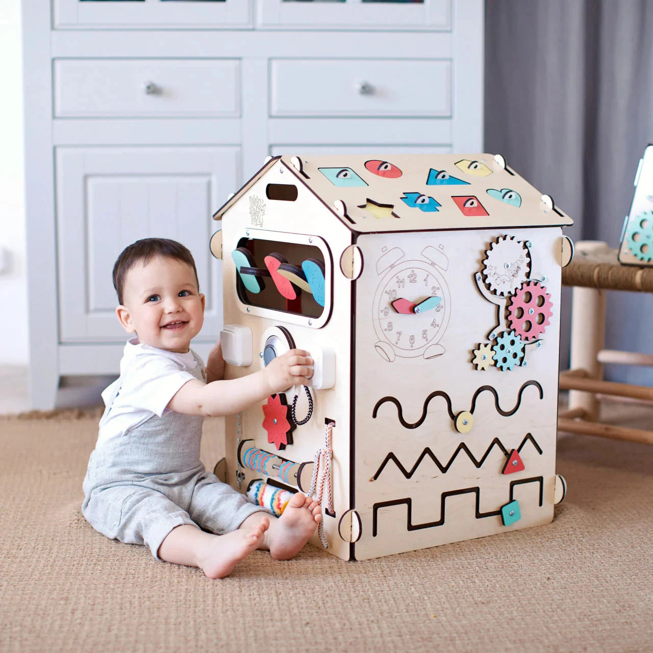 BusyBoard sensorisches Spielhaus Natura – Montessori Holzspielzeug mit über 30 Aktivitäten.