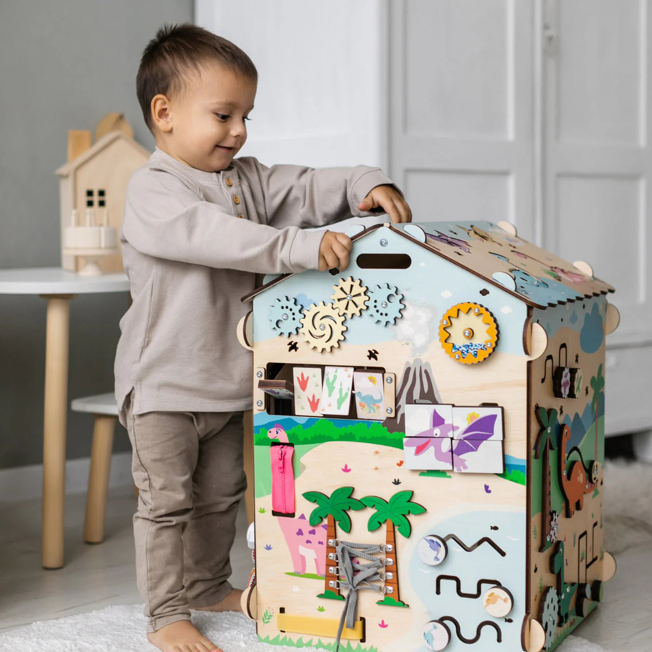 BusyBoard sensorisches Spielhaus Natura Pastell – Limitierte Montessori-Ausgabe mit über 30 Aktivitäten.