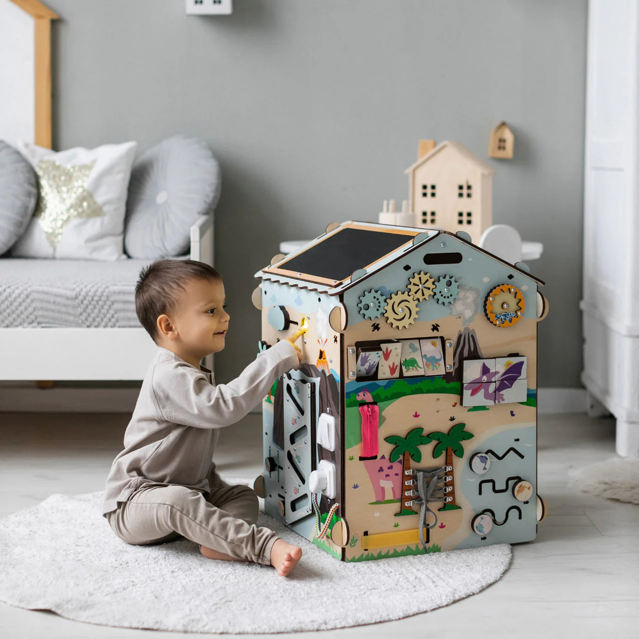 BusyBoard sensorisches Spielhaus Natura Pastell – Limitierte Montessori-Ausgabe mit über 30 Aktivitäten.