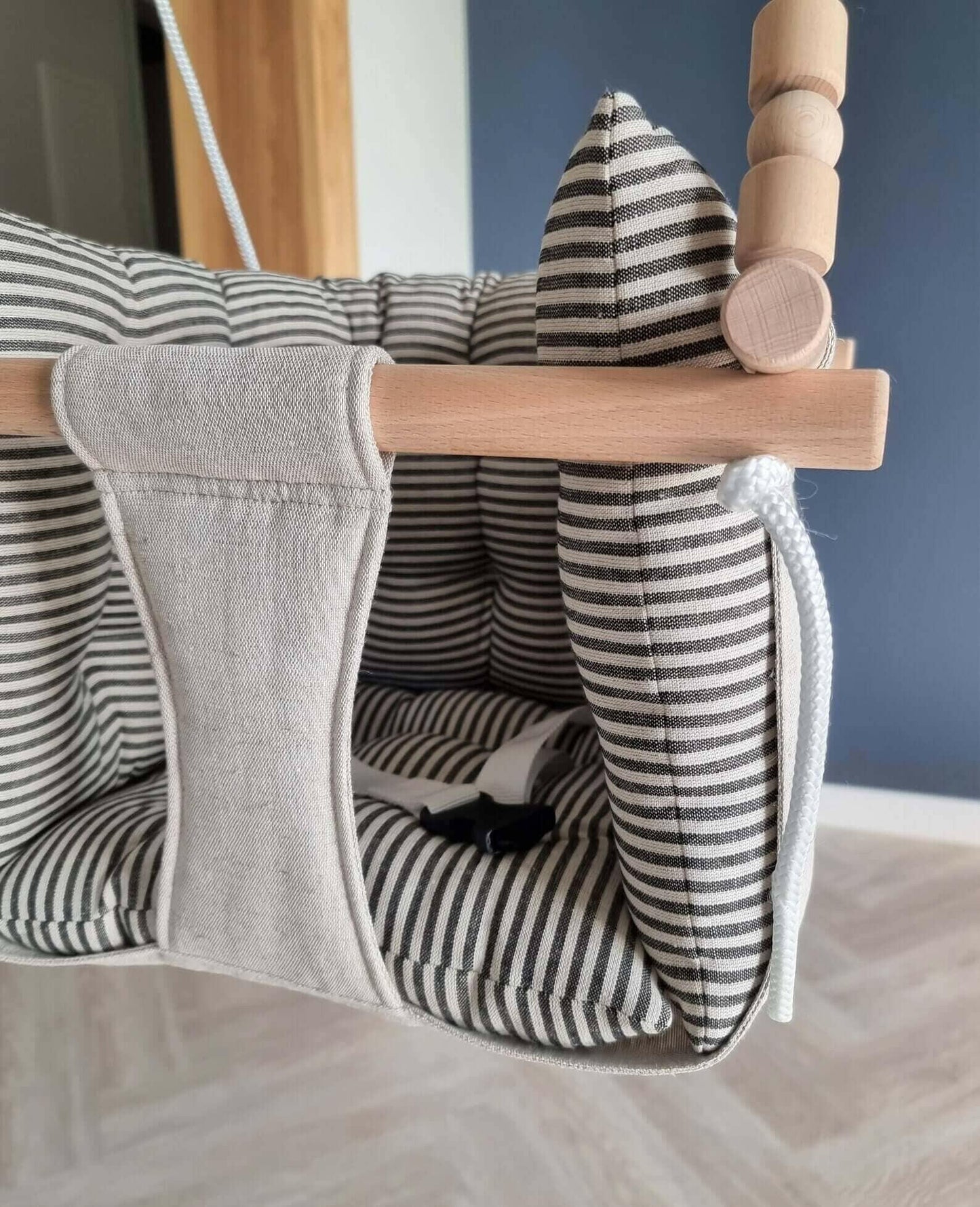 Premium Babyschaukel aus Leinen mit schwarzen Streifen.
