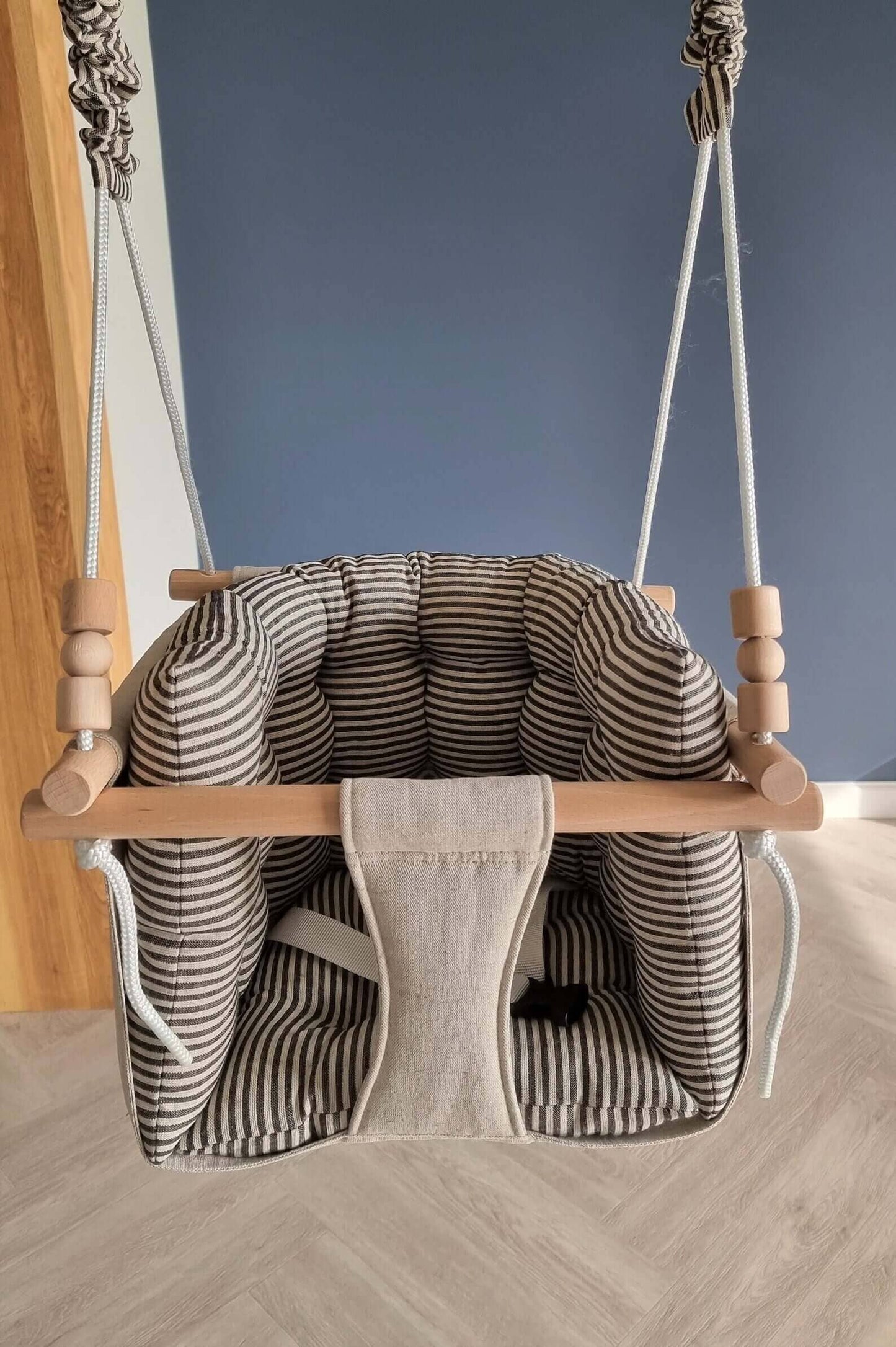 Premium Babyschaukel aus Leinen mit schwarzen Streifen Pumpur