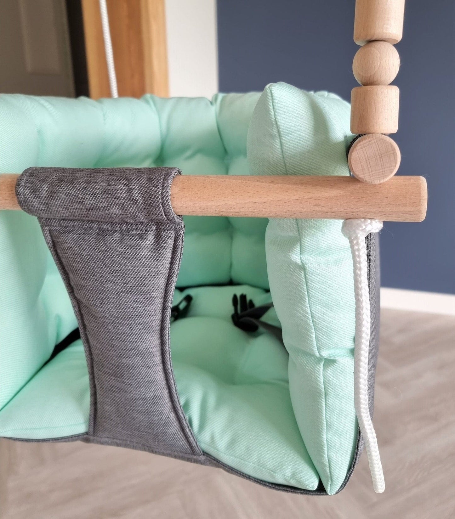 Premium Babyschaukel aus Polyester, Dunkelgrau mit mintgrünem Kissen Pumpur