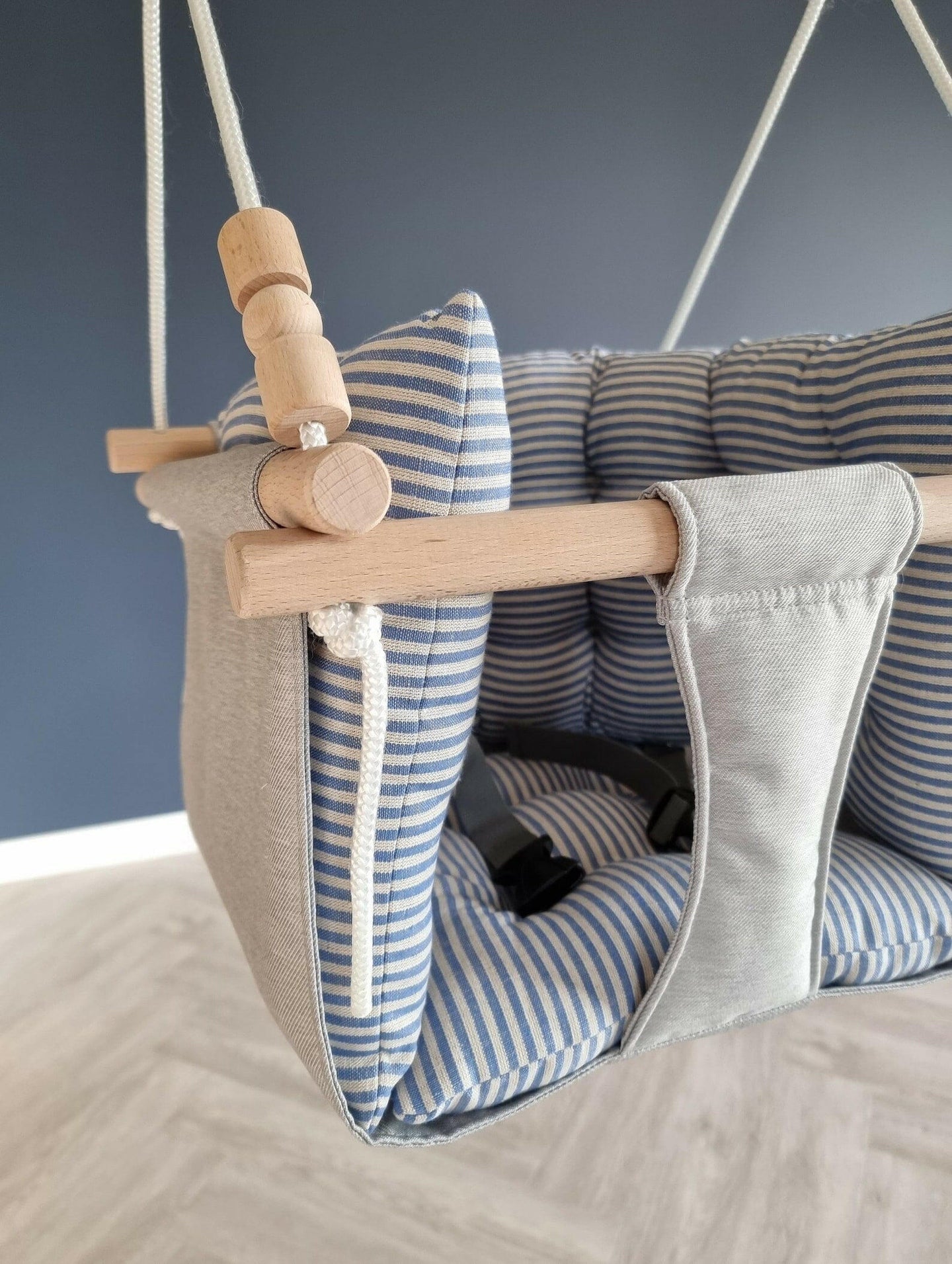 Premium Babyschaukel aus Polyester mit blauen Streifen.