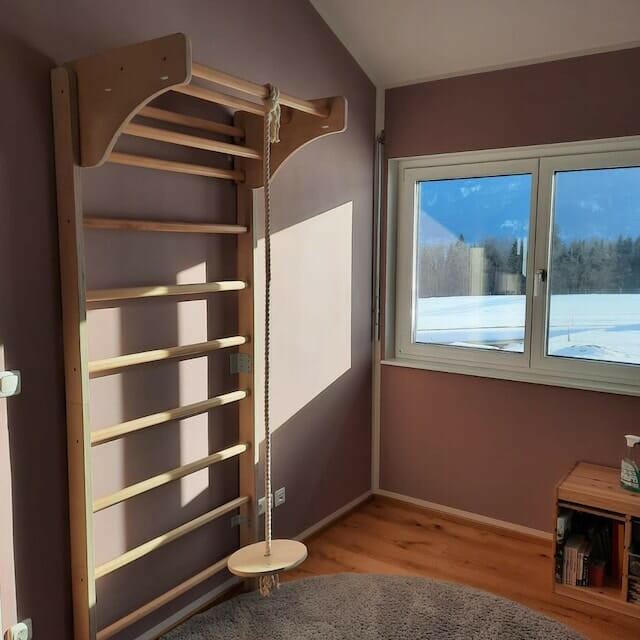 Sprossenwand Kinderzimmer, Kletterleiter, Schaukel, Klimmzugstange.