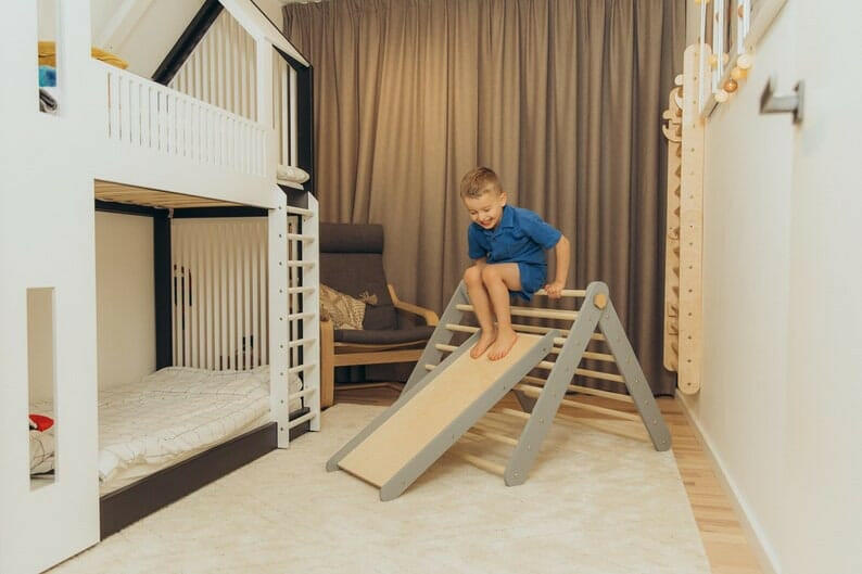 Sprossenwand & Kletterdreieck mit Rutsche, Pikler Dreieck.