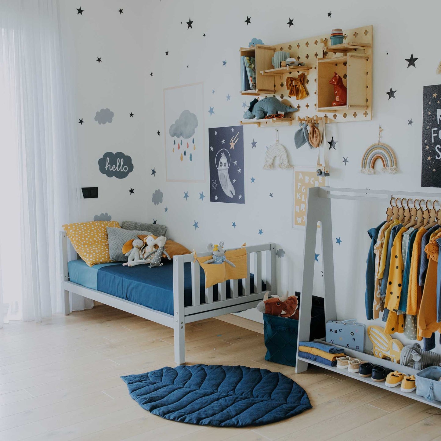 2-in-1 Montessori Kinderbett aus Holz mit Kopf- und Fußteil sowie Beinen