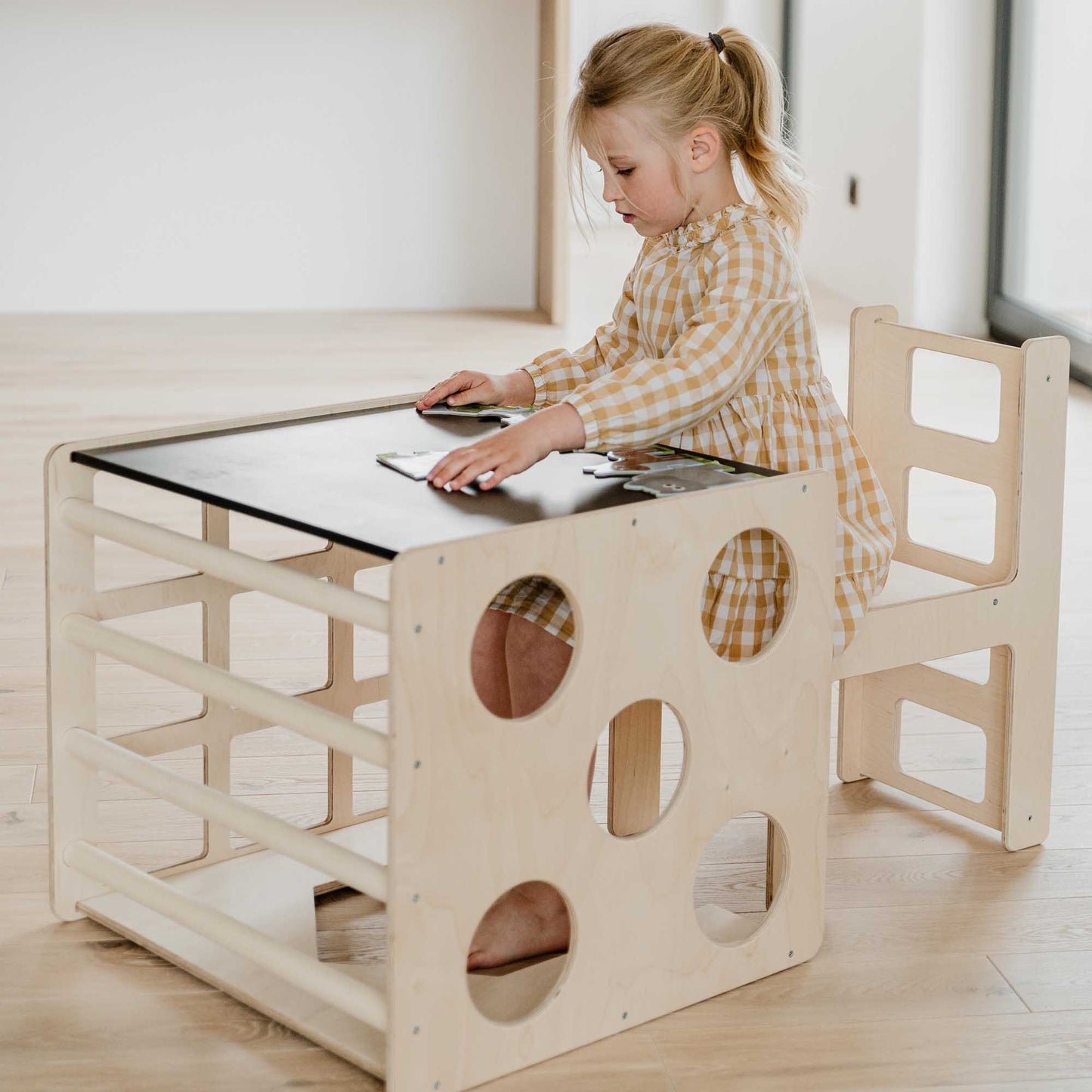 2-in-1 Montessori Tisch und Aktivitätswürfel aus Holz mit Stuhl für Kinder
