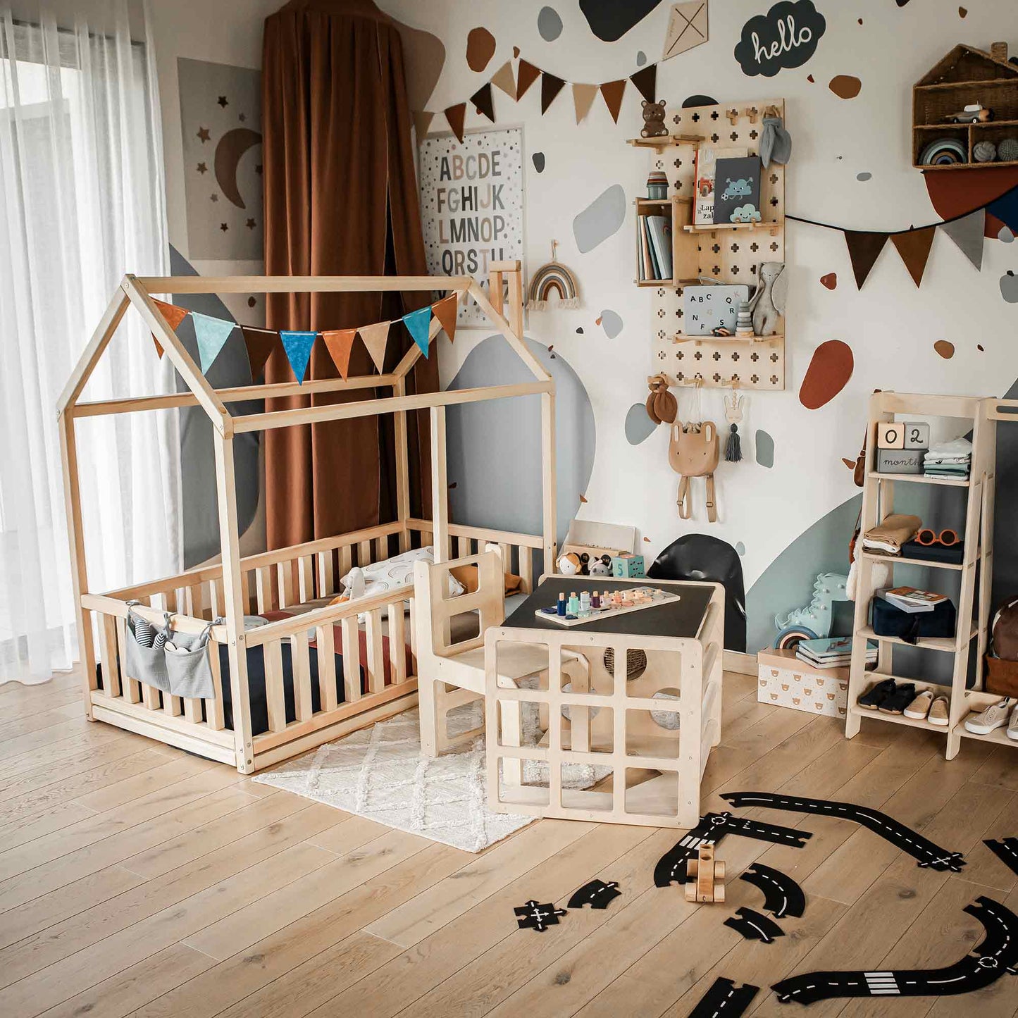 2-in-1 Montessori Tisch und Aktivitätswürfel aus Holz mit Stuhl für Kinder