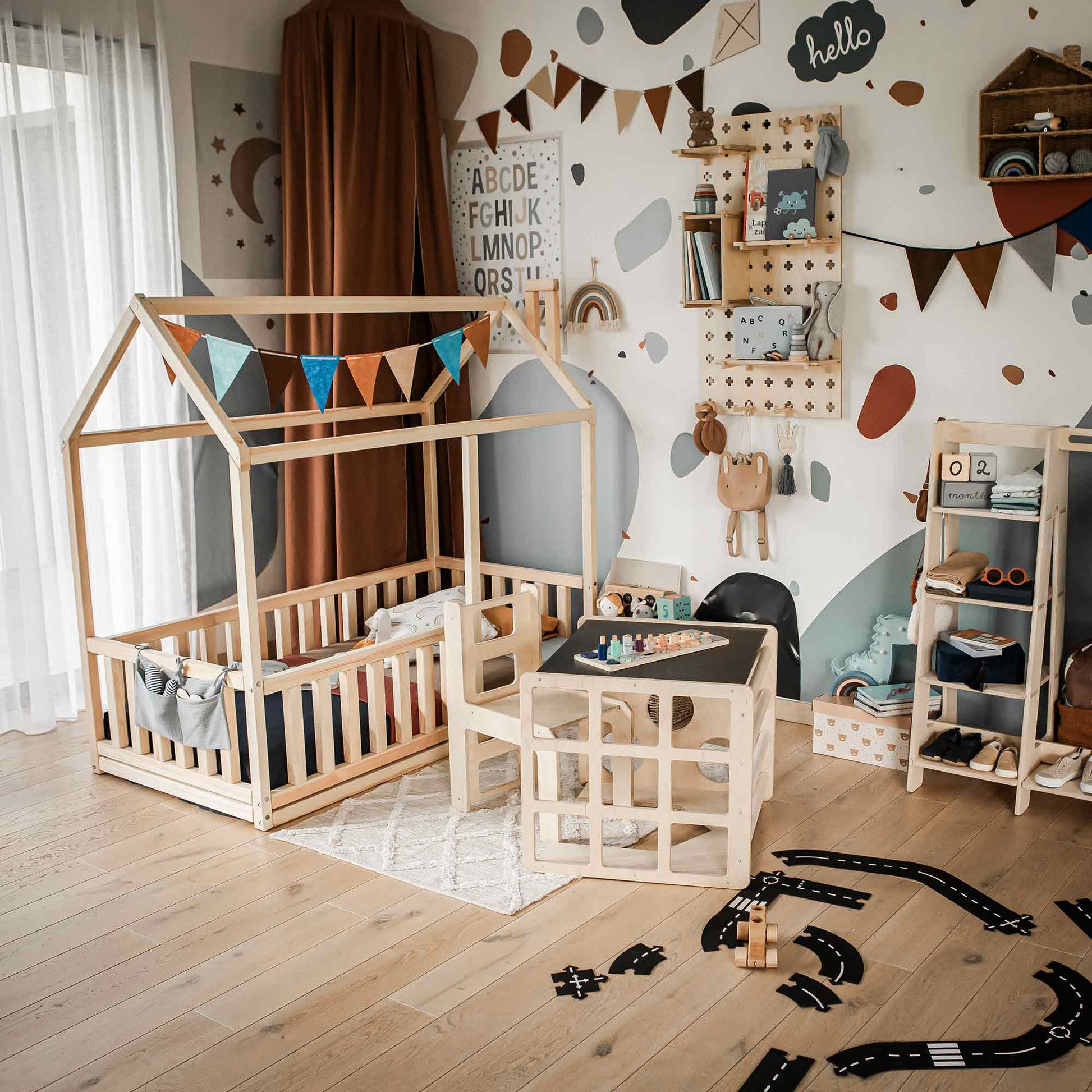 2-in-1 Montessori Tisch und Aktivitätswürfel aus Holz mit Stuhl für Kinder