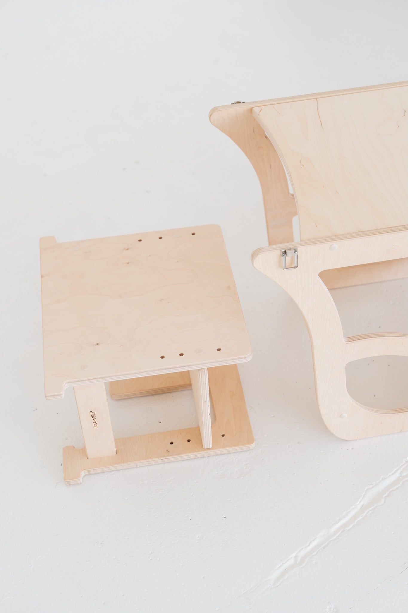 4-in-1 Lernturm NEST aus Holz als Montessori Kitchen Helper mit Tisch und Stuhl