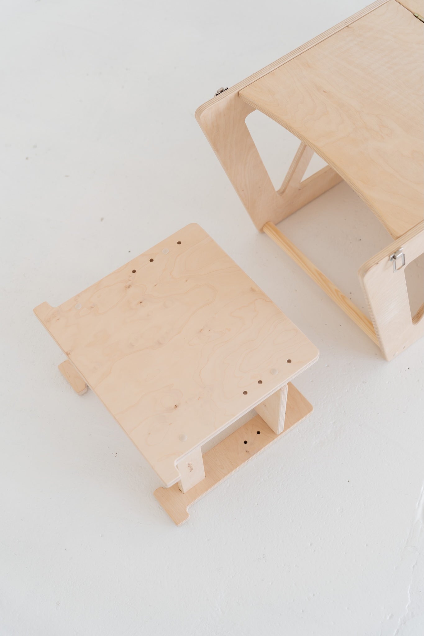 4-in-1 Lernturm NEST aus Holz als Montessori Kitchen Helper mit Tisch und Stuhl