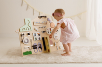 Busyboard Haus XL Pastell – Montessori Lernwand aus Holz