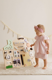 Busyboard Haus XL Pastell – Montessori Lernwand aus Holz