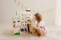 Busyboard Haus XL Pastell – Montessori Lernwand aus Holz