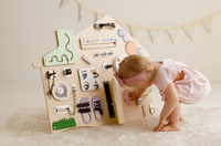 Busyboard Haus XL Pastell – Montessori Lernwand aus Holz