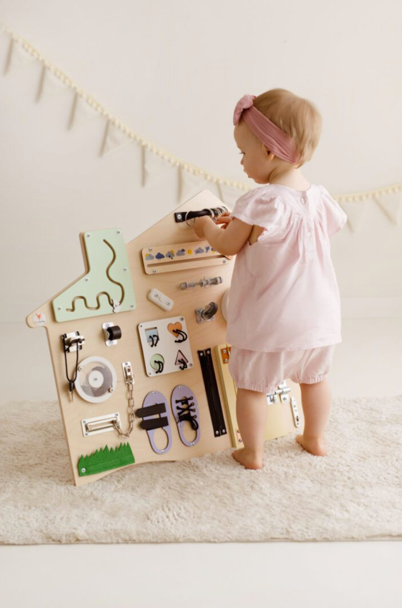 Busyboard Haus XL Pastell – Montessori Lernwand aus Holz