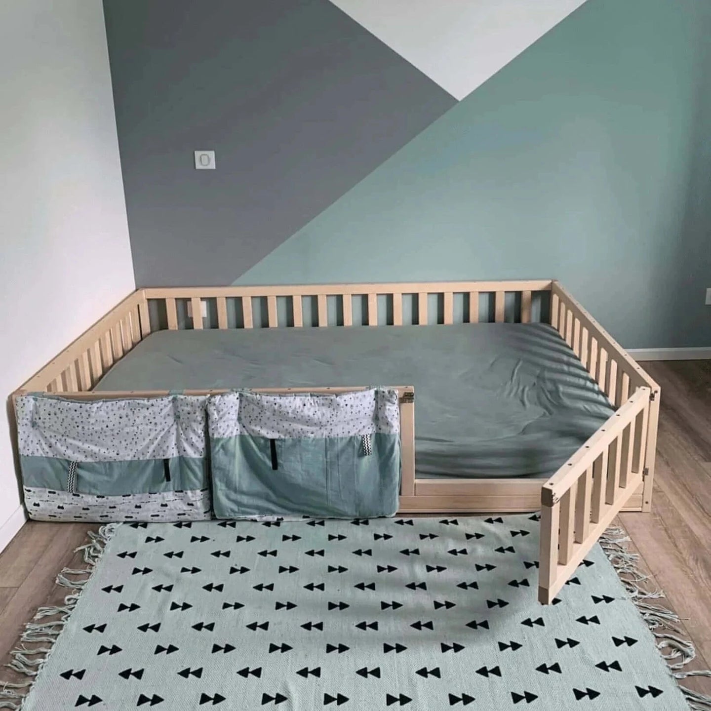 Bodenbett, Kinderbett, Montessori Babybett, Gitterbett, Tür Home4dreams 