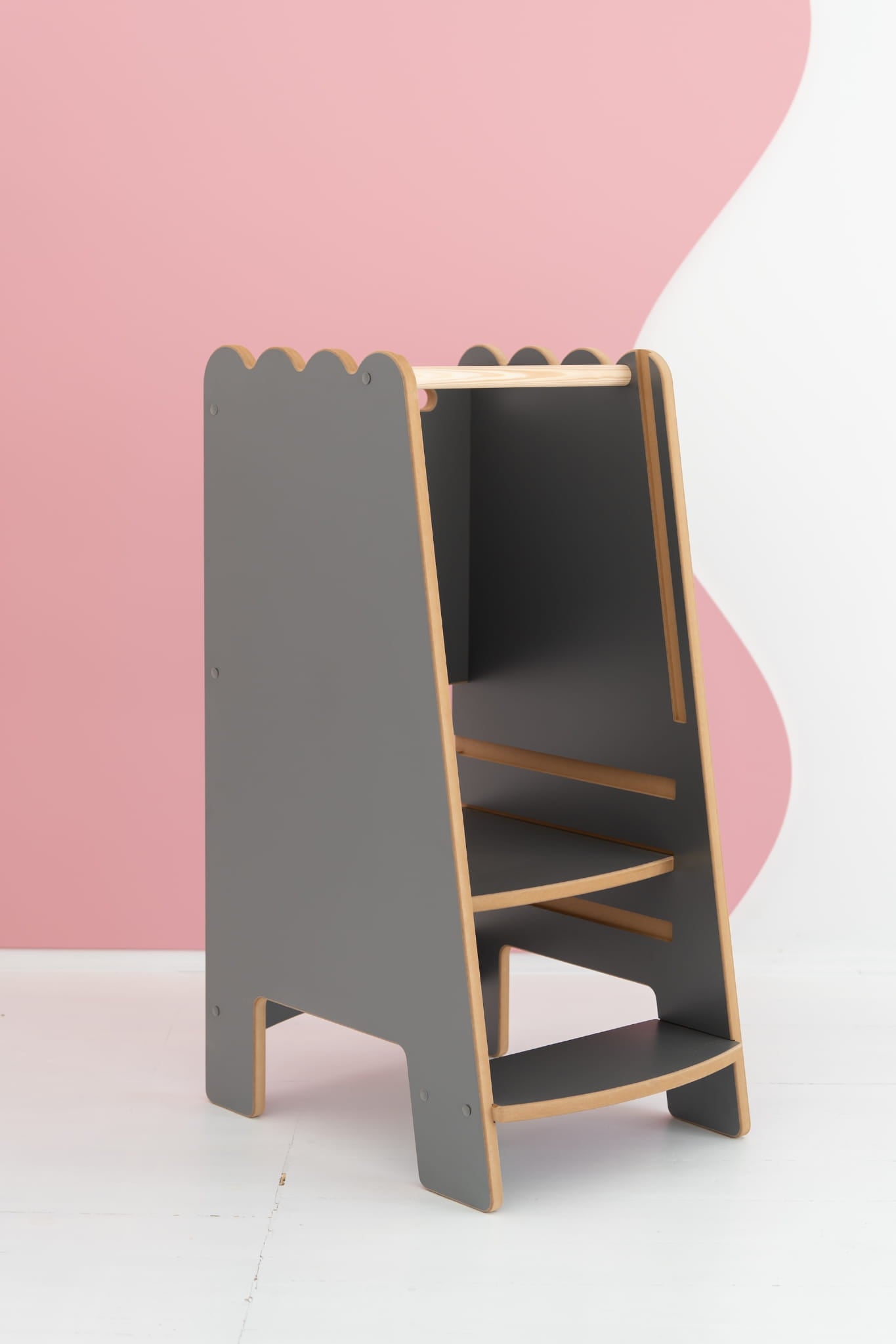 BUBBLE Montessori Lernturm in Grau mit Rüsche als sicherer Kitchen Helper aus Holz