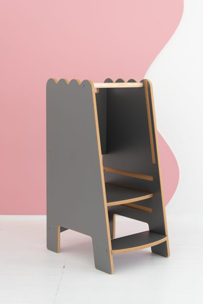 BUBBLE Montessori Lernturm in Grau mit Rüsche als sicherer Kitchen Helper aus Holz