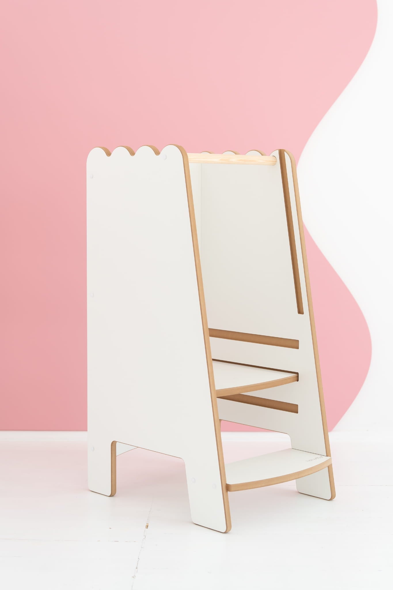 BUBBLE Montessori Lernturm mit Rüsche als sicherer Kitchen Helper aus Holz