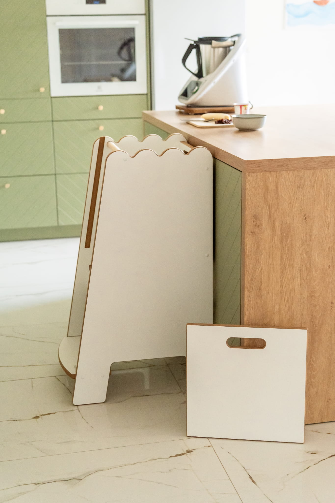 BUBBLE Montessori Lernturm mit Rüsche als sicherer Kitchen Helper aus Holz
