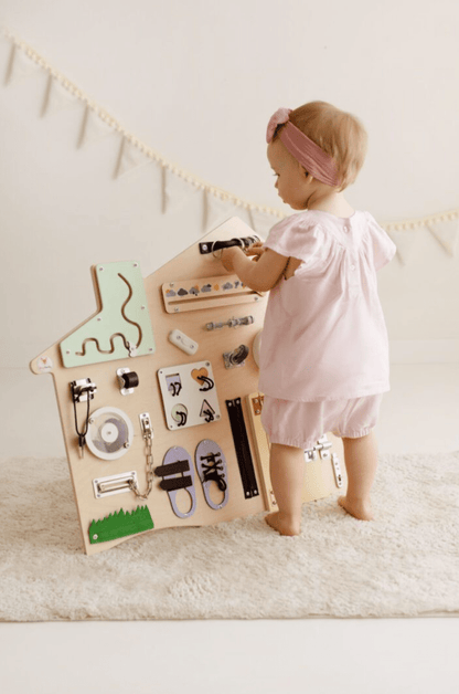 Busyboard Haus XL Pastell – Montessori Lernwand aus Holz - BesonderesHoch2