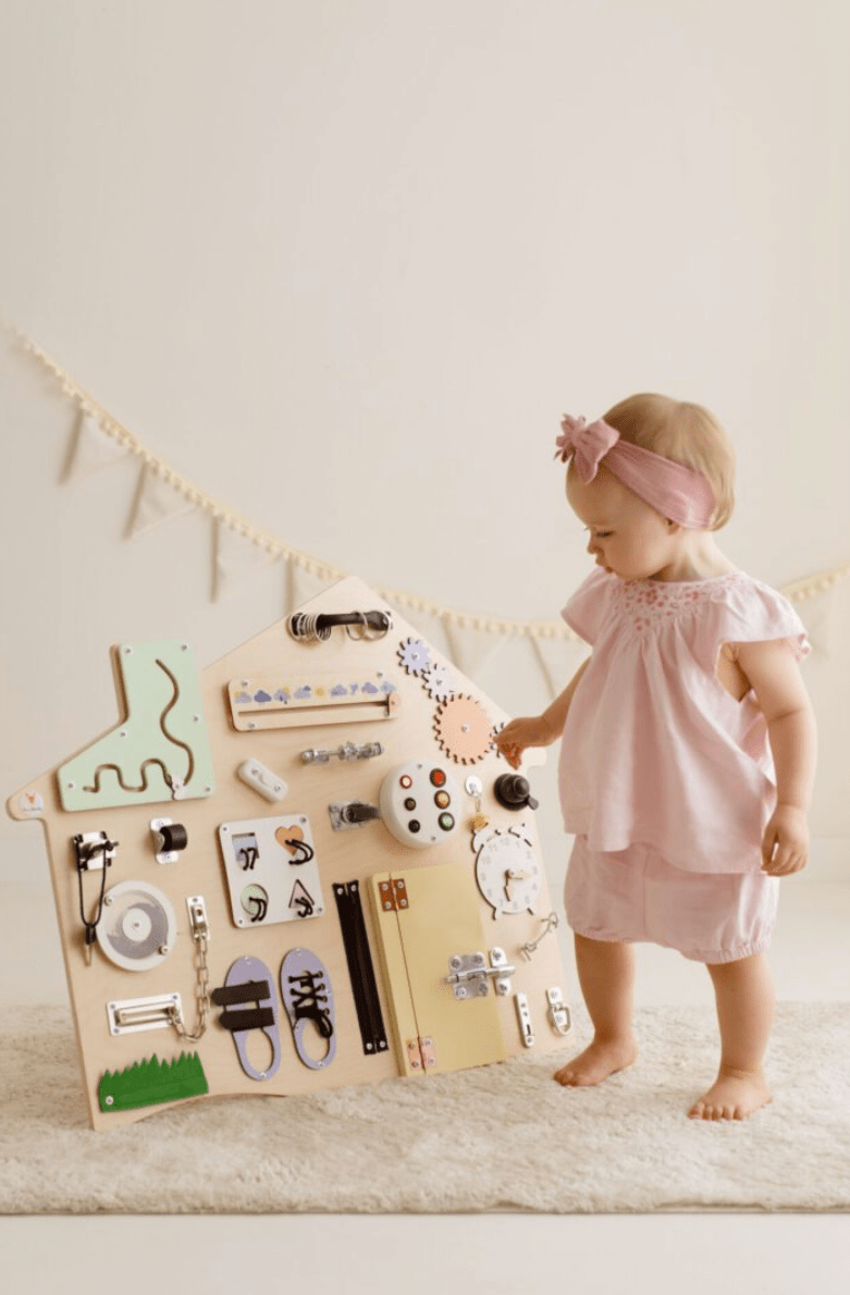 Busyboard Haus XL Pastell – Montessori Lernwand aus Holz - BesonderesHoch2