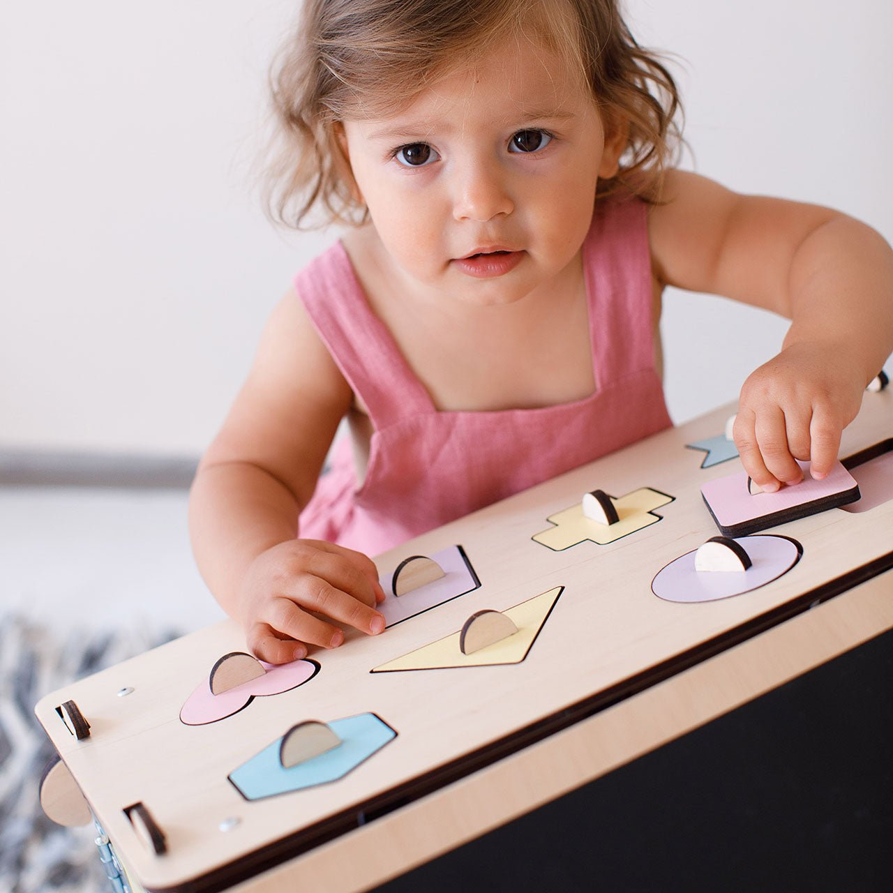 BusyBoard sensorisches Spielhaus Natura Pastell – Limitierte Montessori - Ausgabe mit über 30 Aktivitäten - BesonderesHoch2