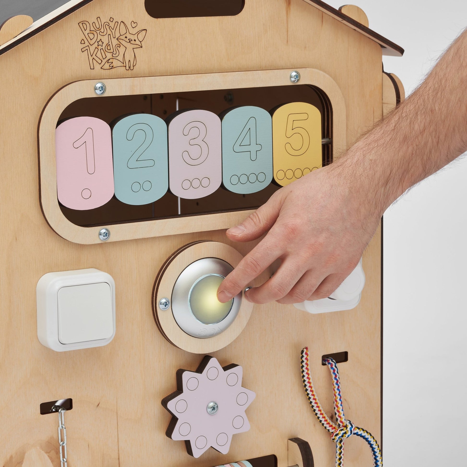 BusyBoard sensorisches Spielhaus Natura Pastell – Limitierte Montessori - Ausgabe mit über 30 Aktivitäten - BesonderesHoch2