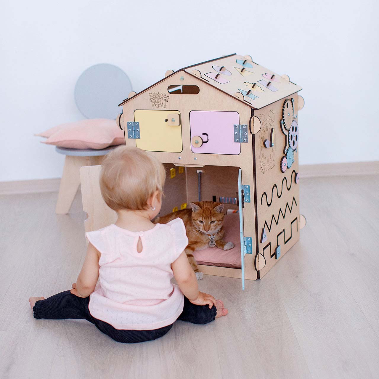 BusyBoard sensorisches Spielhaus Natura Pastell – Limitierte Montessori - Ausgabe mit über 30 Aktivitäten - BesonderesHoch2