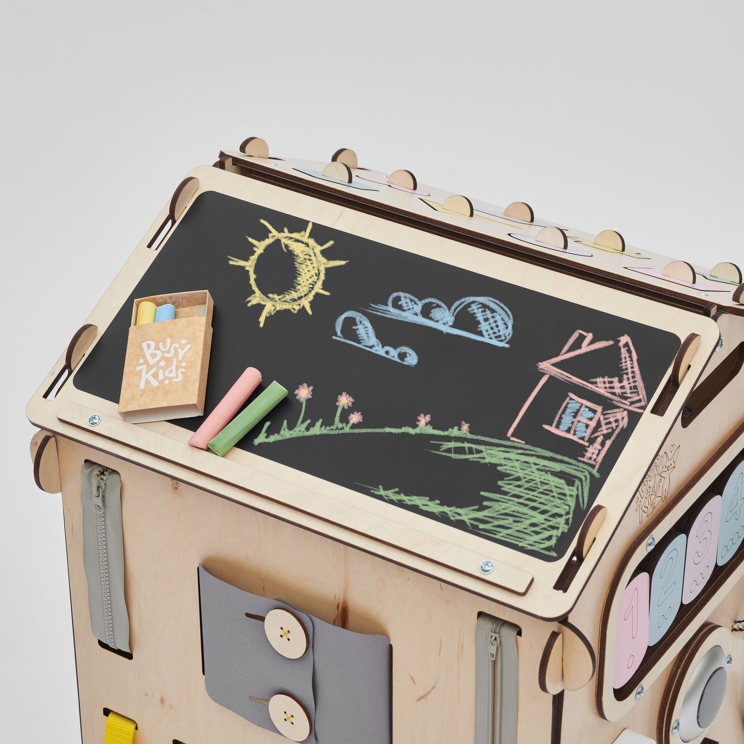 BusyBoard sensorisches Spielhaus Natura Pastell – Limitierte Montessori - Ausgabe mit über 30 Aktivitäten - BesonderesHoch2