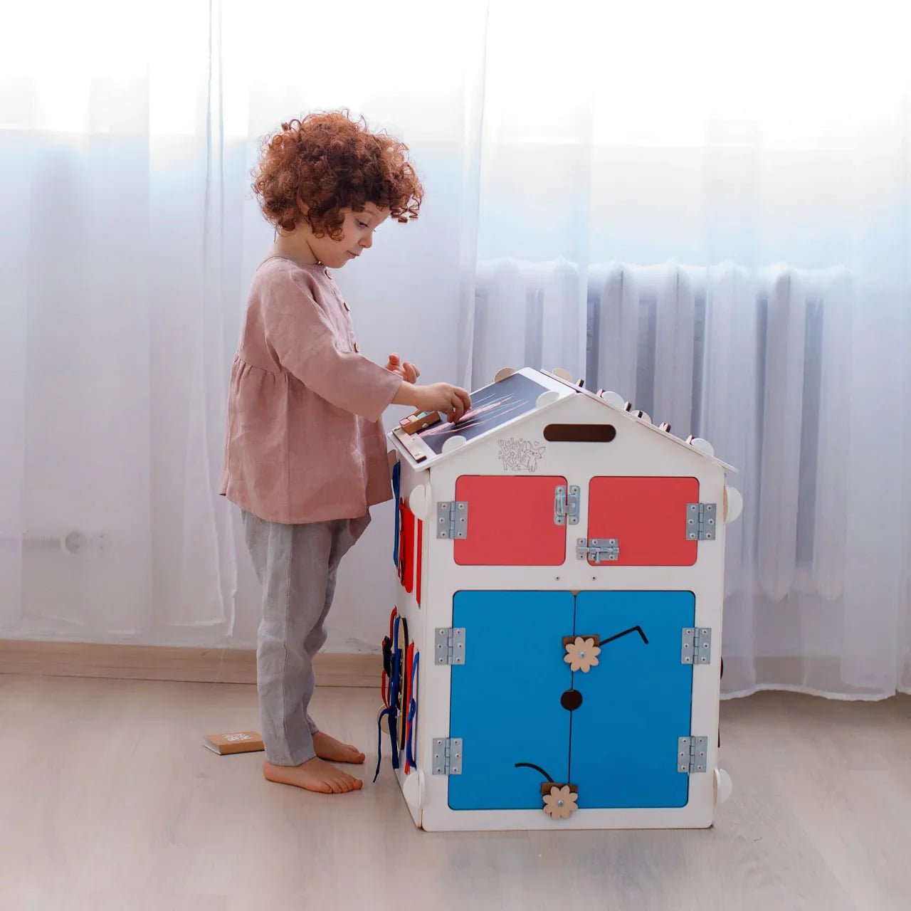 BusyBoard sensorisches Spielhaus Weiß – Montessori Holzspielzeug mit über 30 Aktivitäten - BesonderesHoch2