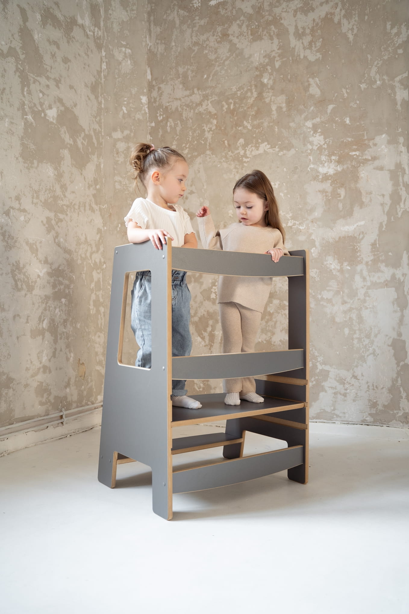 DOUBLE Montessori Lernturm in Grau für zwei Kinder als Kitchen Helper aus Holz