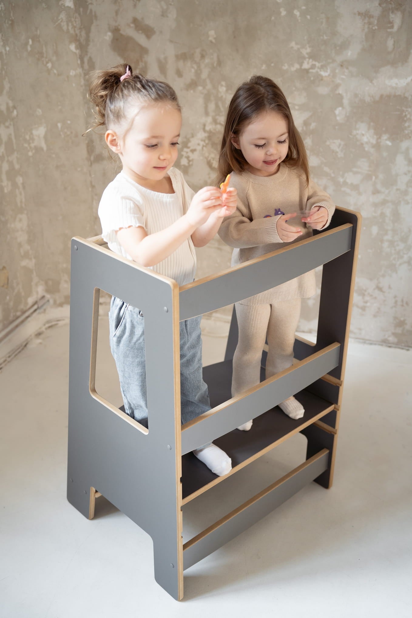 DOUBLE Montessori Lernturm in Grau für zwei Kinder als Kitchen Helper aus Holz
