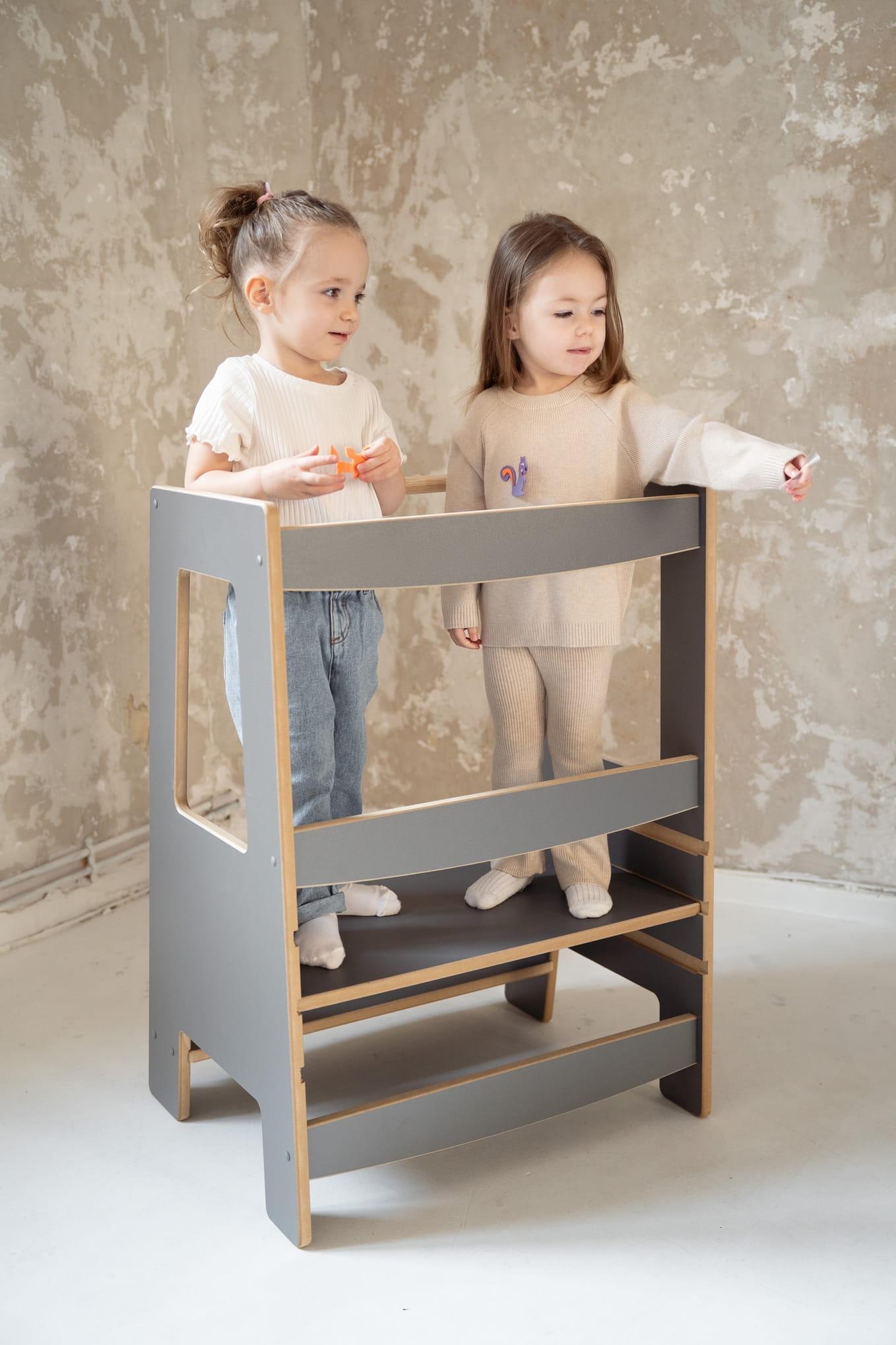 DOUBLE Montessori Lernturm in Grau für zwei Kinder als Kitchen Helper aus Holz