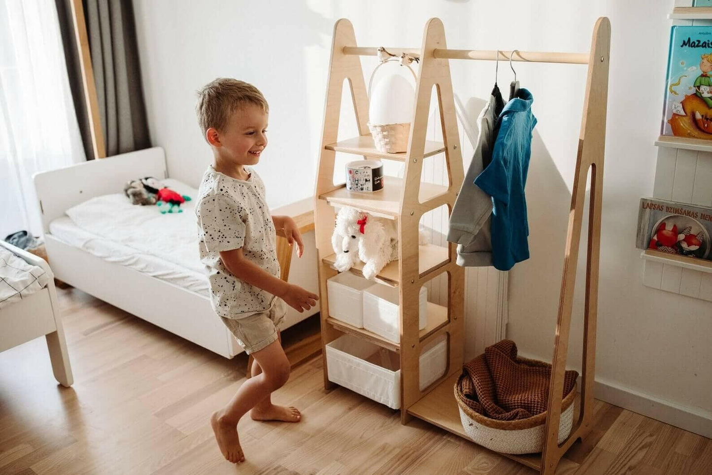 Kindergarderobe mit Ablage, Montessori Möbel, Kleiderschrank - BesonderesHoch2