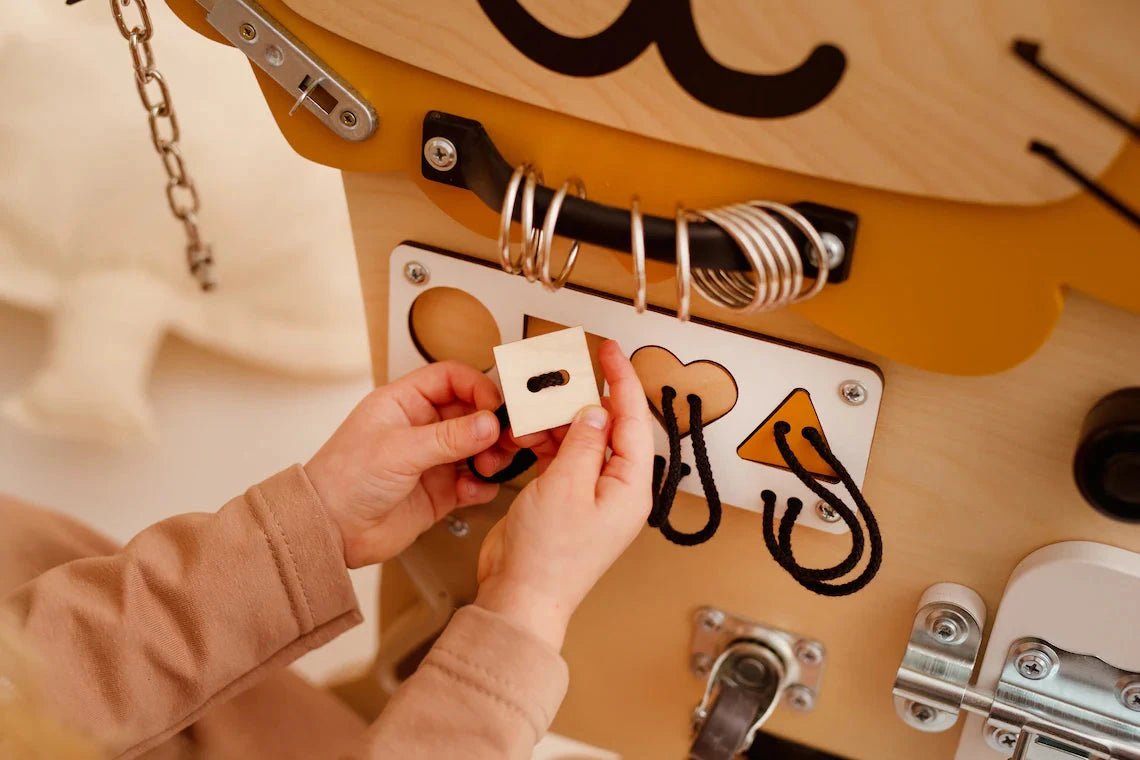 Montessori Busy Board Activity Board Motorikbrett Holz, Löwe - BesonderesHoch2