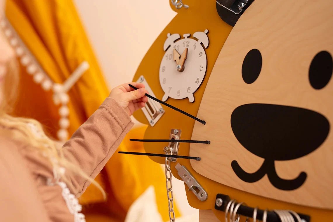 Montessori Busy Board Activity Board Motorikbrett Holz, Löwe - BesonderesHoch2