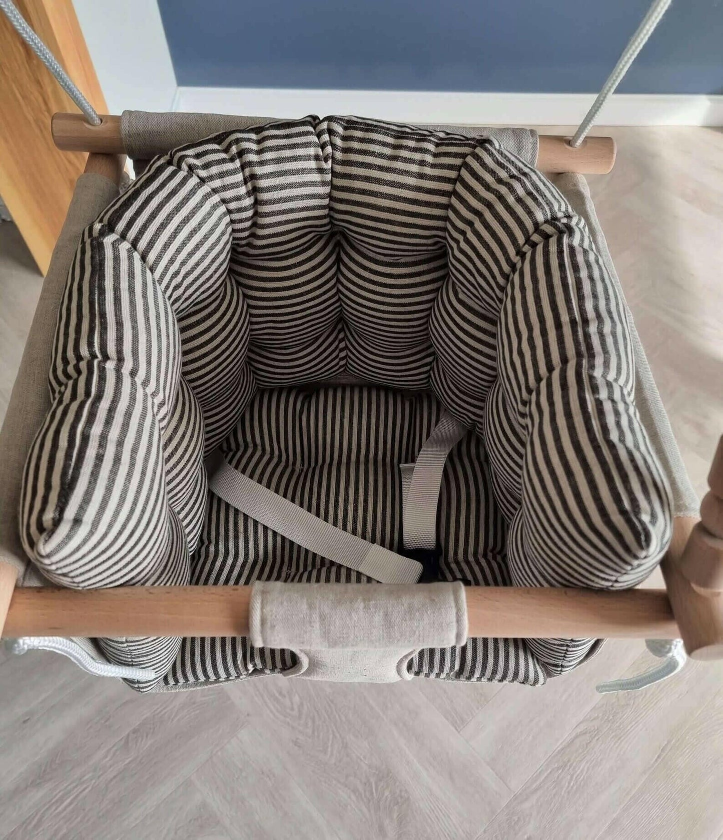 Premium Babyschaukel aus Leinen mit schwarzen Streifen - BesonderesHoch2