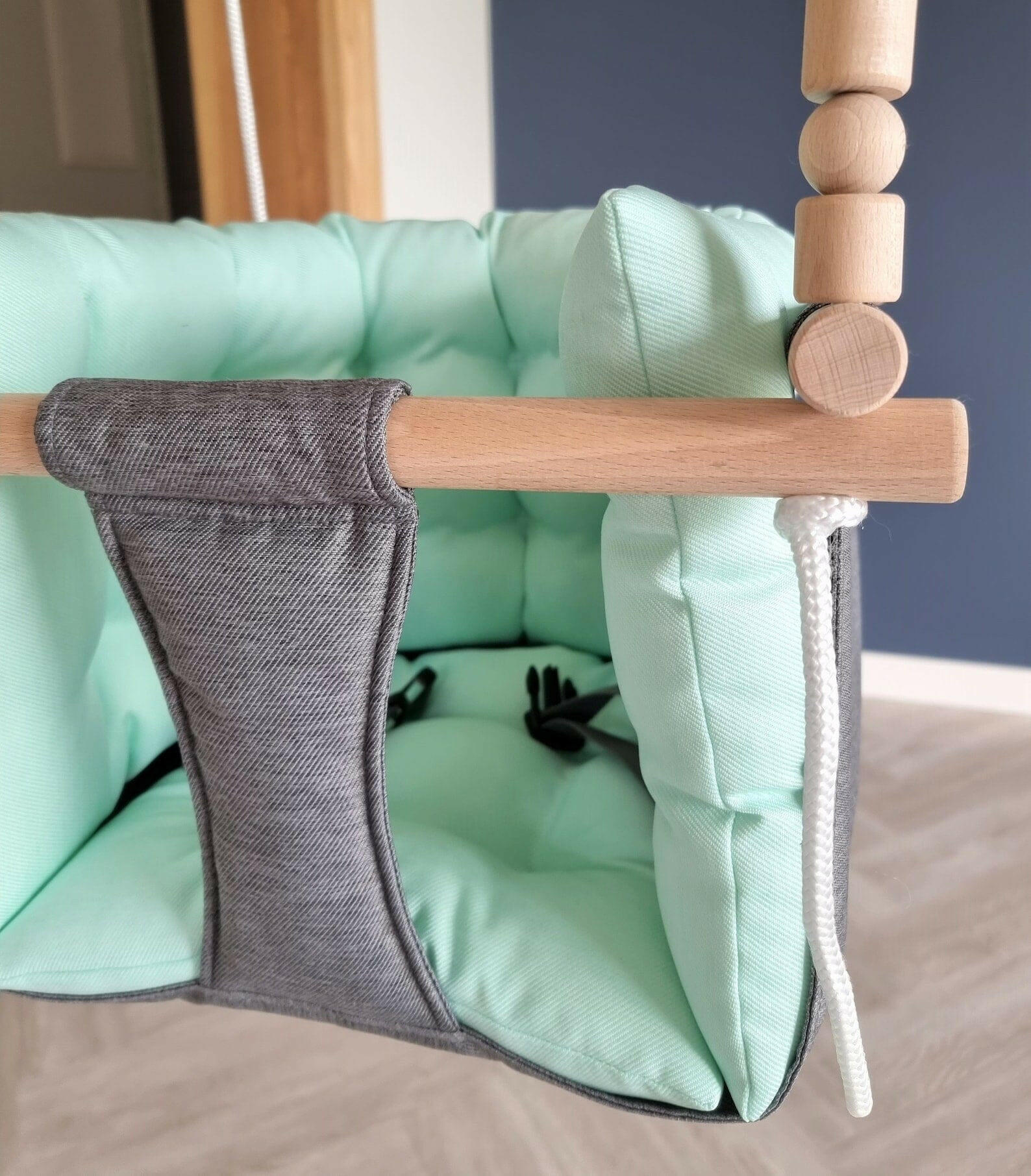 Premium Babyschaukel aus Polyester, Dunkelgrau mit mintgrünem Kissen - BesonderesHoch2