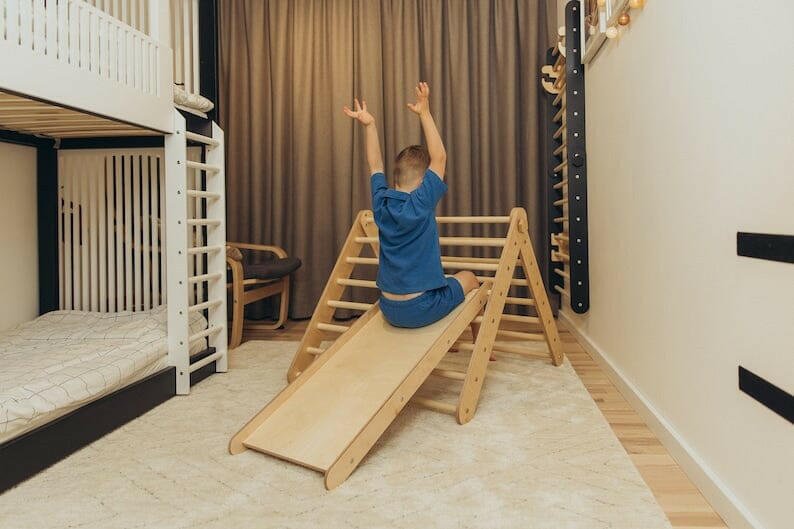 Sprossenwand & Kletterdreieck mit Rutsche, Pikler Dreieck - BesonderesHoch2